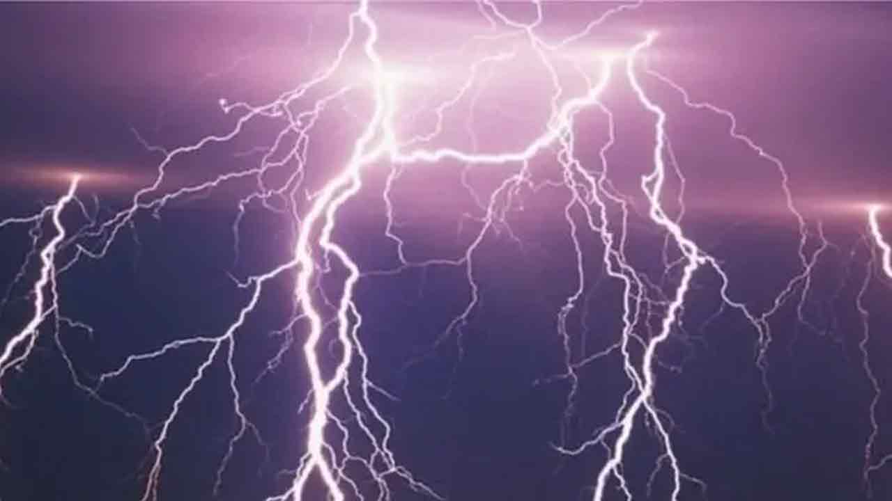 ঠাকুরগাঁওয়ে বজ্রপাতে নারীসহ দুজনের মৃত্যু