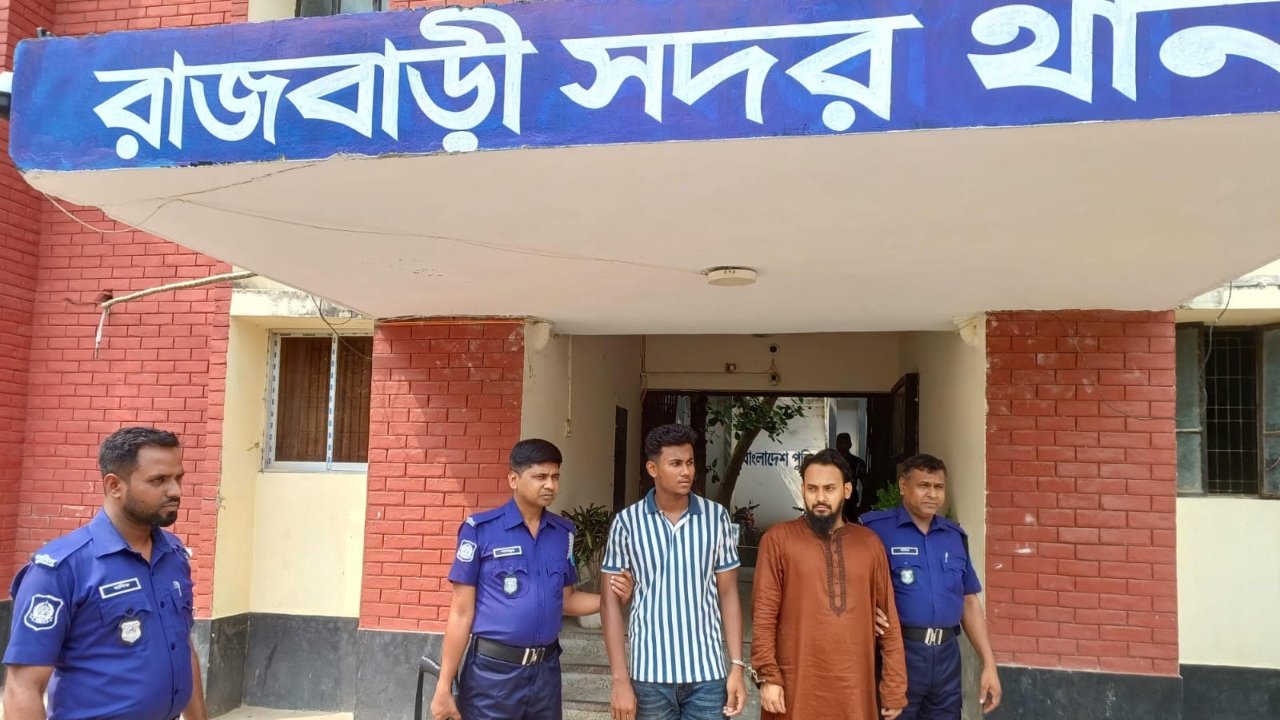 রাজবাড়ীতে ট্রাফিক পুলিশের ওপর হামলার ঘটনায় দুই যুবক আটক