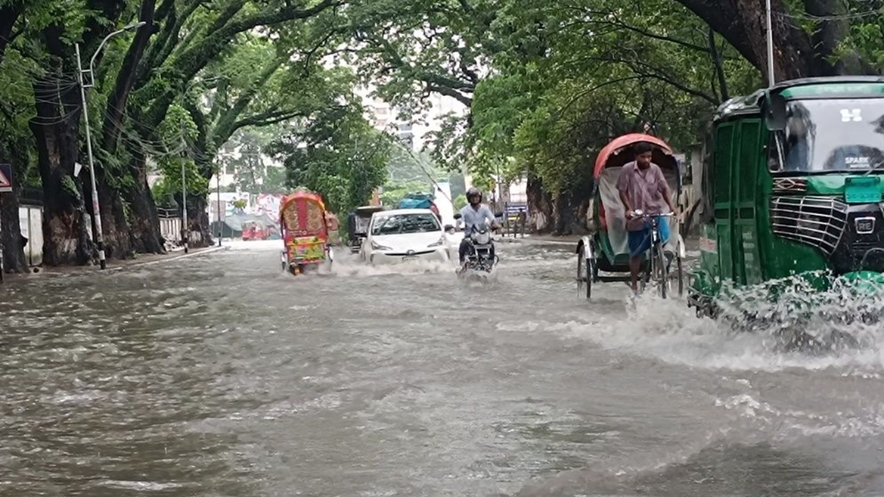 টানা বৃষ্টিতে রাজধানীর বিভিন্ন এলাকায় জলাবদ্ধতা, ভোগান্তিতে নগরবাসী