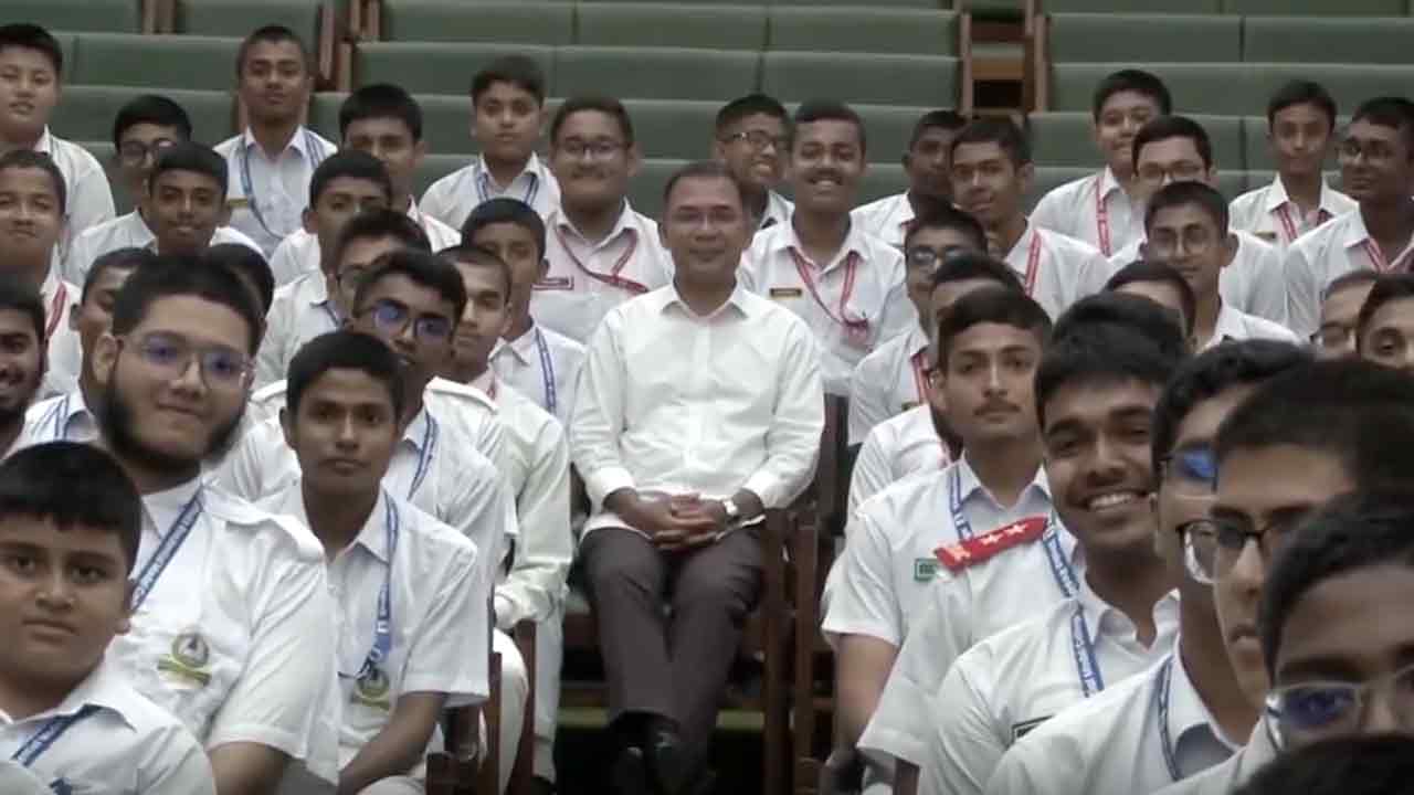 নিজের প্রাক্তন কলেজের শিক্ষার্থীদের সঙ্গে প্রধানমন্ত্রীর শুভেচ্ছা বিনিময়