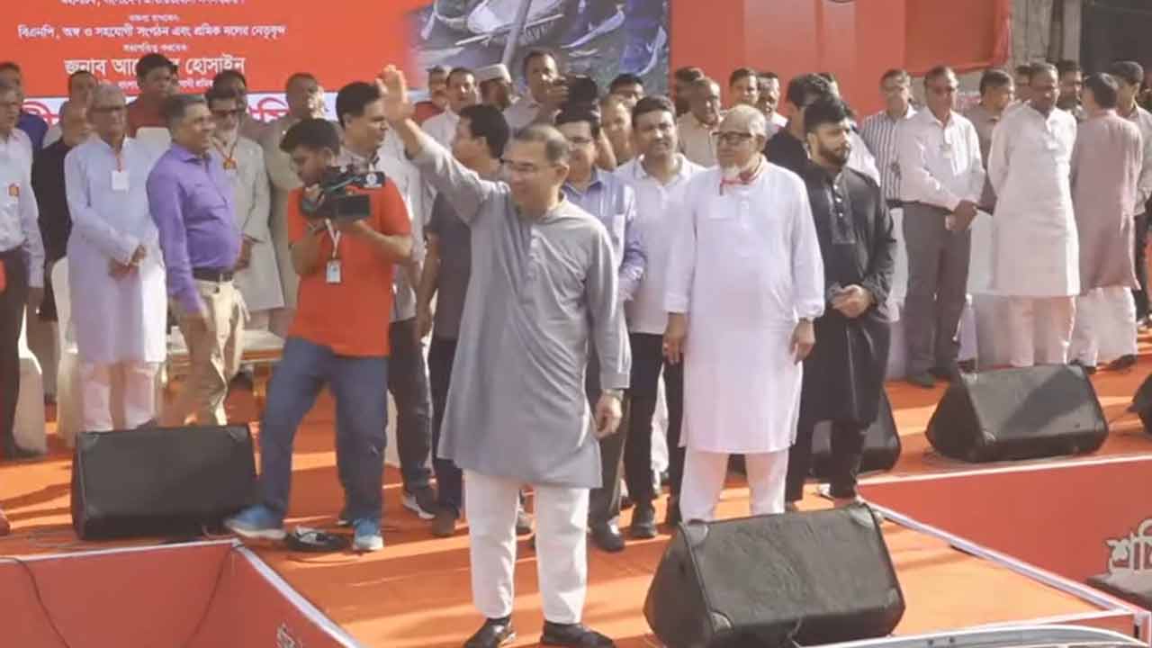 নয়াপল্টনে শ্রমিক সমাবেশে যোগ দিয়েছেন প্রধানমন্ত্রী