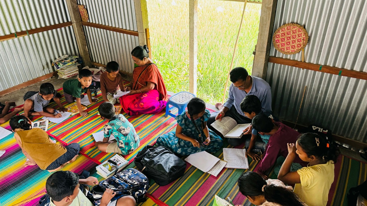 পাঠদানে ব্যস্ত গারো শিক্ষক দম্পতি। ছবি: দেশ টিভি