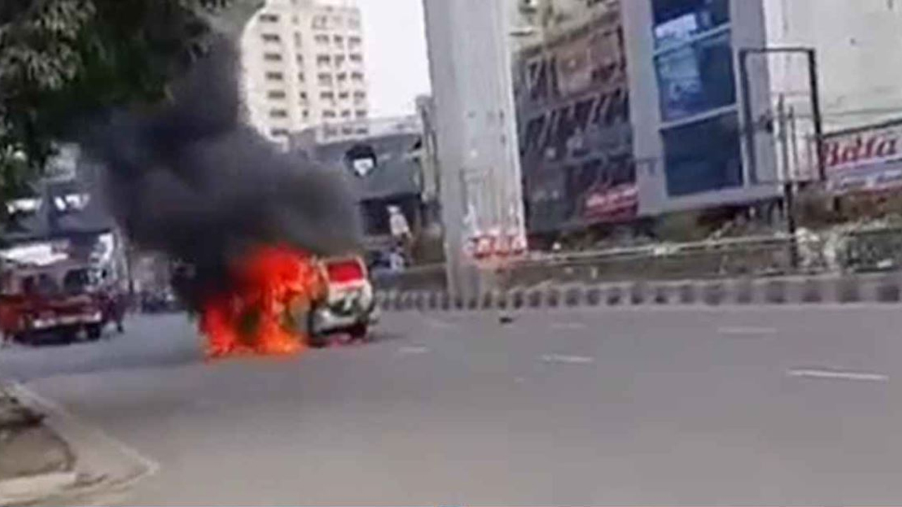ফার্মগেটে চলন্ত মাইক্রোবাসে হঠাৎ আগুন