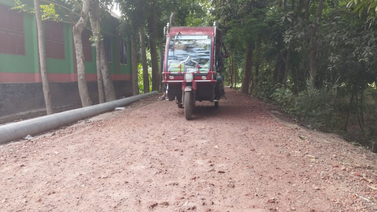 রাস্তার কাজ ফেলে ঠিকাদার উধাও, ভোগান্তিতে অর্ধলাখ মানুষ