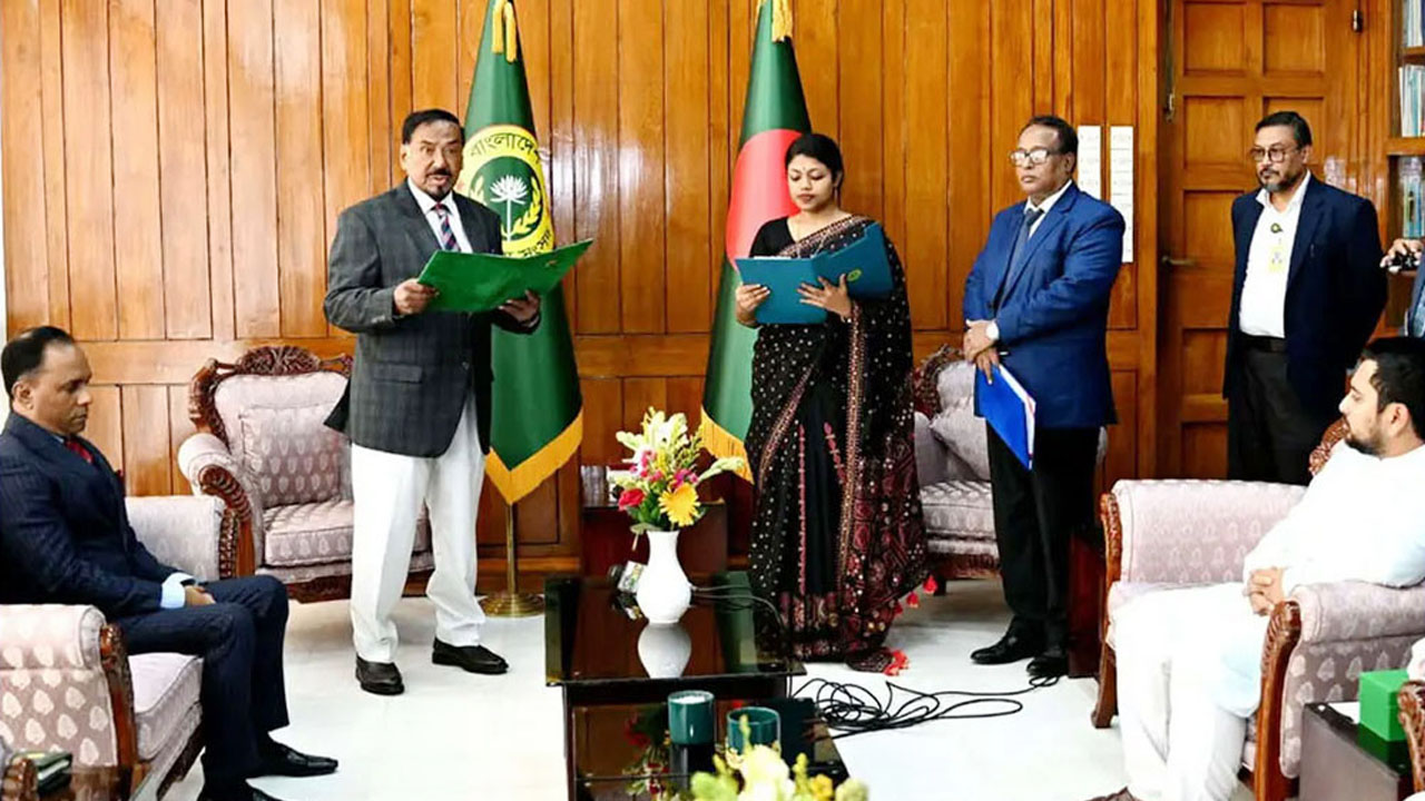 শপথ নিলেন এনসিপির নুসরাত তাবাসসুম