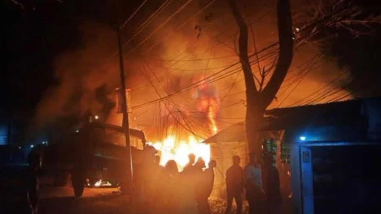 নড়াইলে অগ্নিকাণ্ড, ৩ দোকান পুড়ে ক্ষতি ১৫ লাখ টাকা