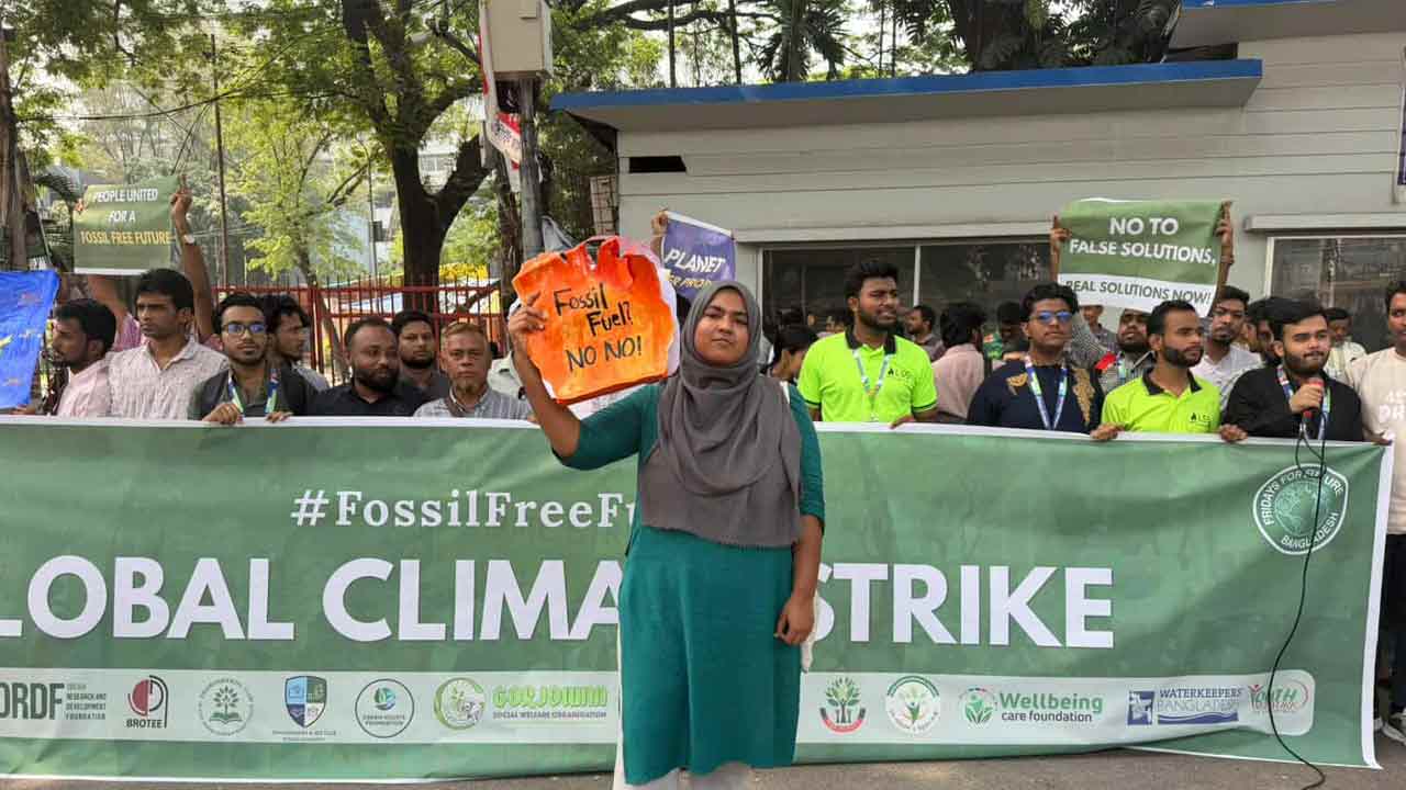 জীবাশ্ম জ্বালানিমুক্ত বাংলাদেশ ও পৃথিবীর চায় তরুণ জলবায়ু কর্মীরা