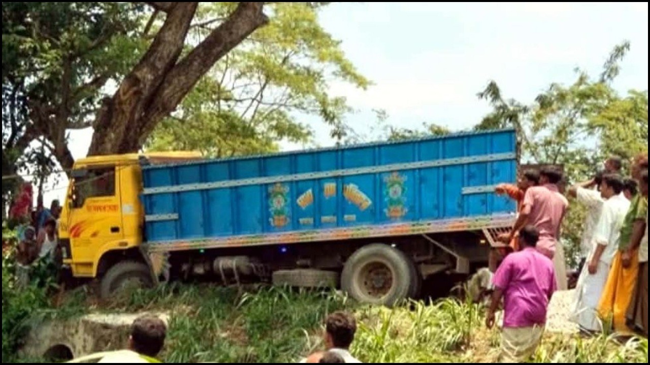 মানিকগঞ্জে ট্রাক-মোটরসাইকেল সংঘর্ষে নিহত ৩ কিশোর
