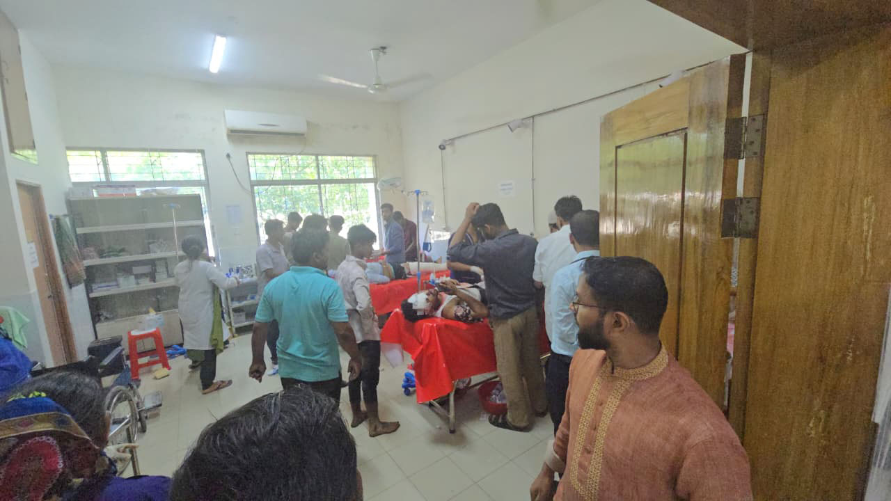 চট্টগ্রামে দুই বাসের সংঘর্ষে নিহত ৪, আহত ১৫
