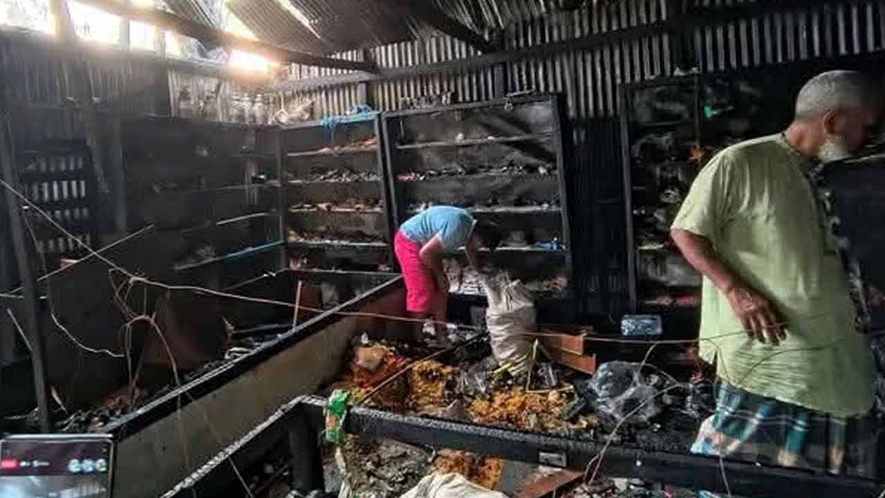 পিরোজপুরে আগুনে ১৪ দোকান পুড়ে ছাই