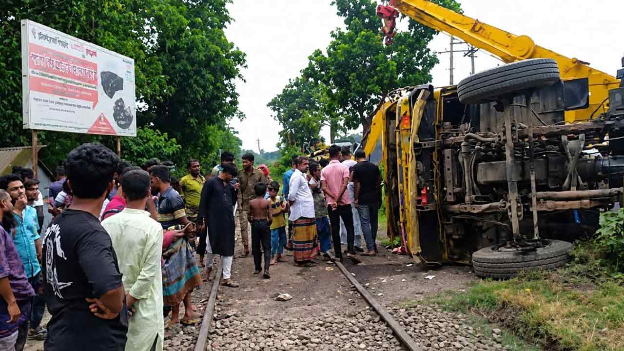 যশোরে ট্রেন-ট্রাক সংঘর্ষে ট্রাকচালক নিহত