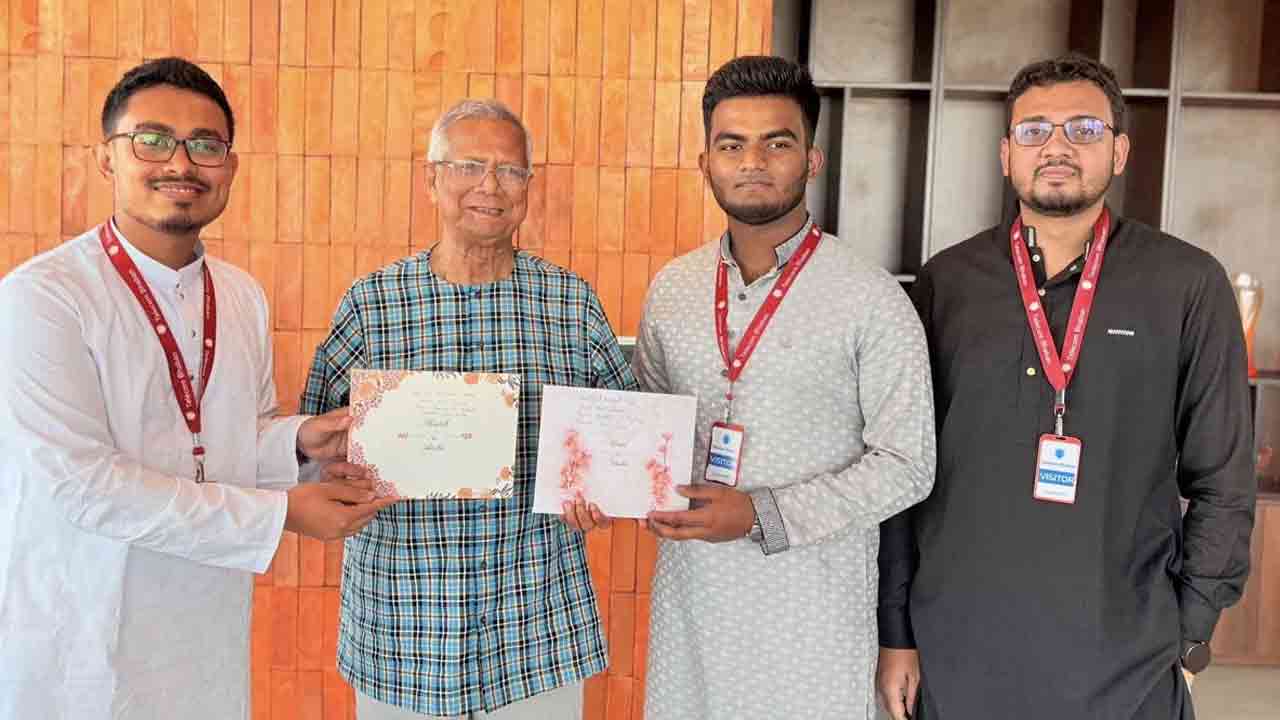 ড. ইউনূসকে বিয়ের নিমন্ত্রণ জানালেন ডাকসু ভিপি