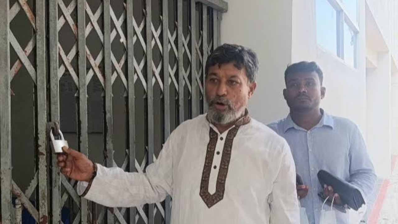 পরিদর্শনকালে হাসপাতালের প্রধান ফটকে তালা ঝুলতে দেখে ক্ষোভ প্রকাশ করেন জাহান্দার আলী মিয়া। ছবি: দেশ টিভি