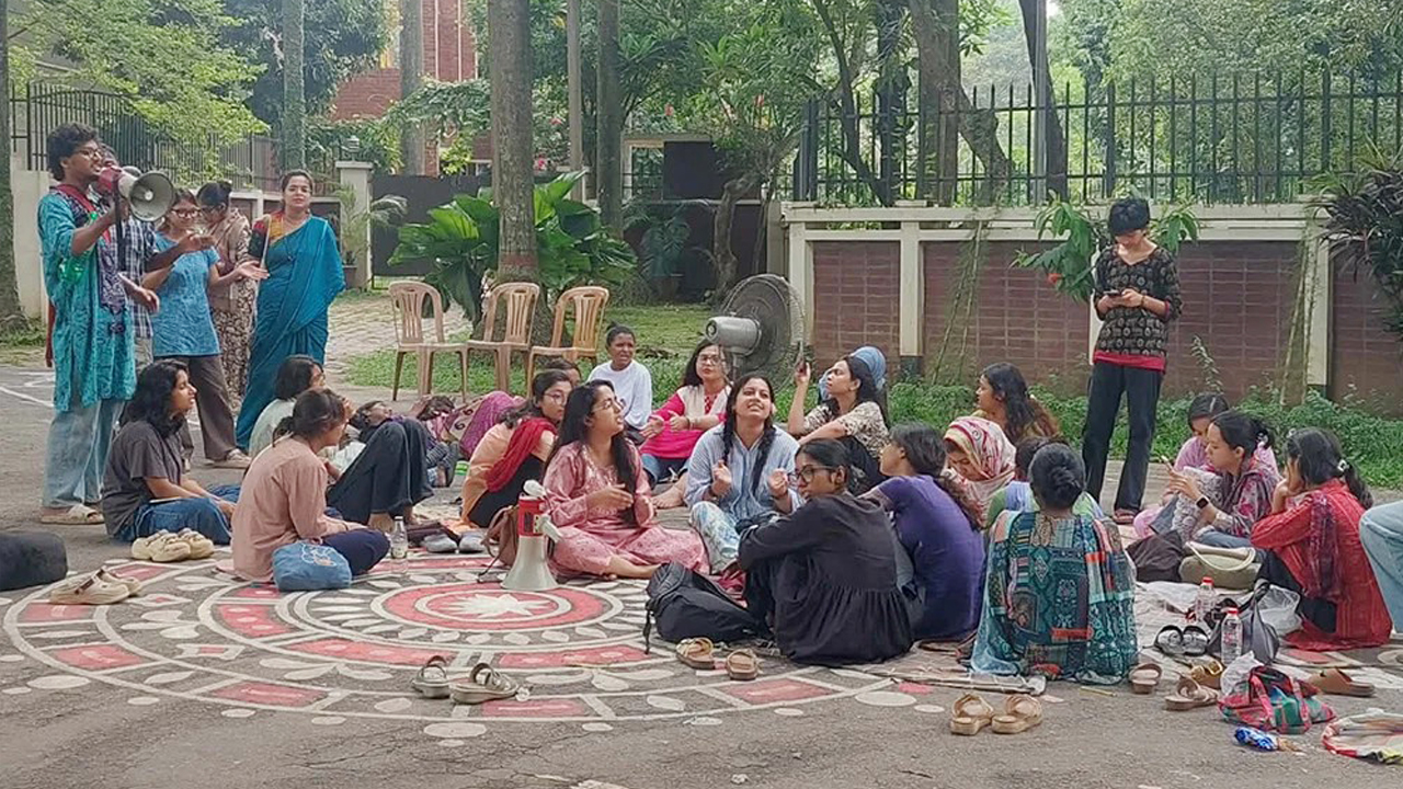 প্রক্টরের পদত্যাগ চেয়ে শিক্ষার্থীদের অবস্থান