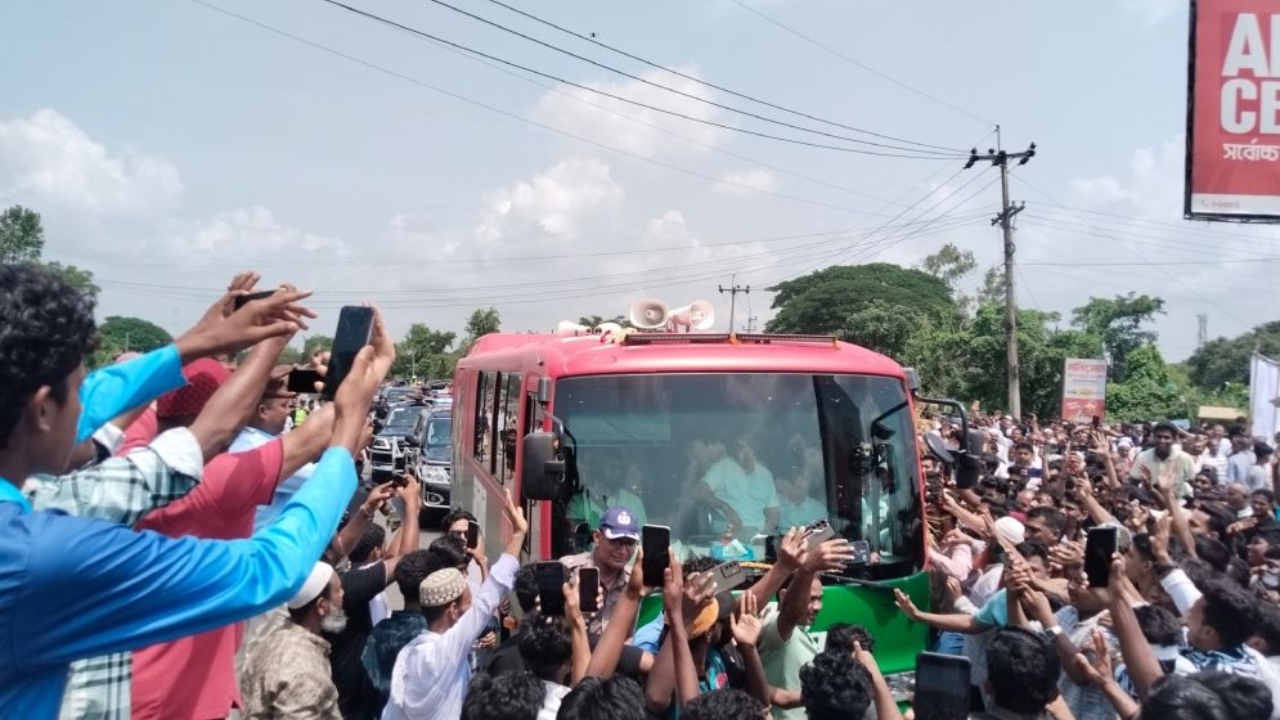 কুমিল্লায় নেতাকর্মীদের ভালোবাসায় সিক্ত প্রধানমন্ত্রী