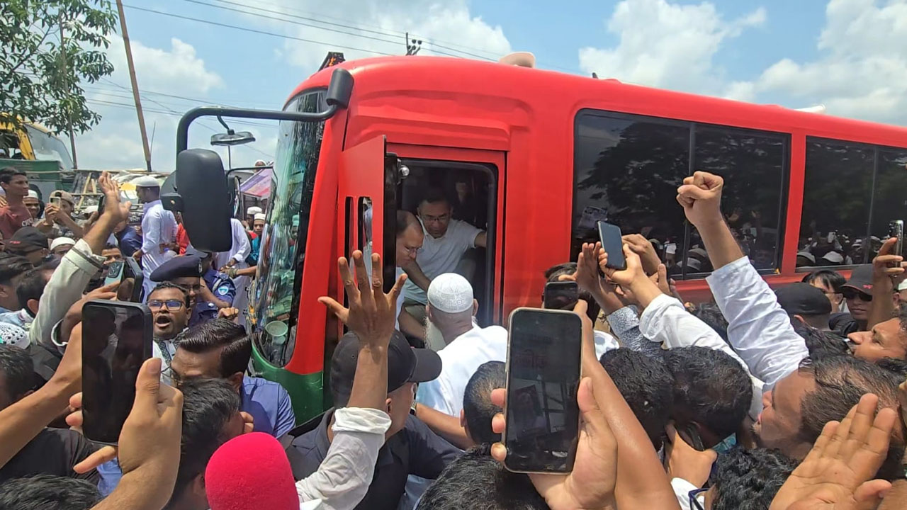 রাস্তায় বাস থামিয়ে ধর্মমন্ত্রীর সঙ্গে প্রধানমন্ত্রীর কুশল বিনিময়