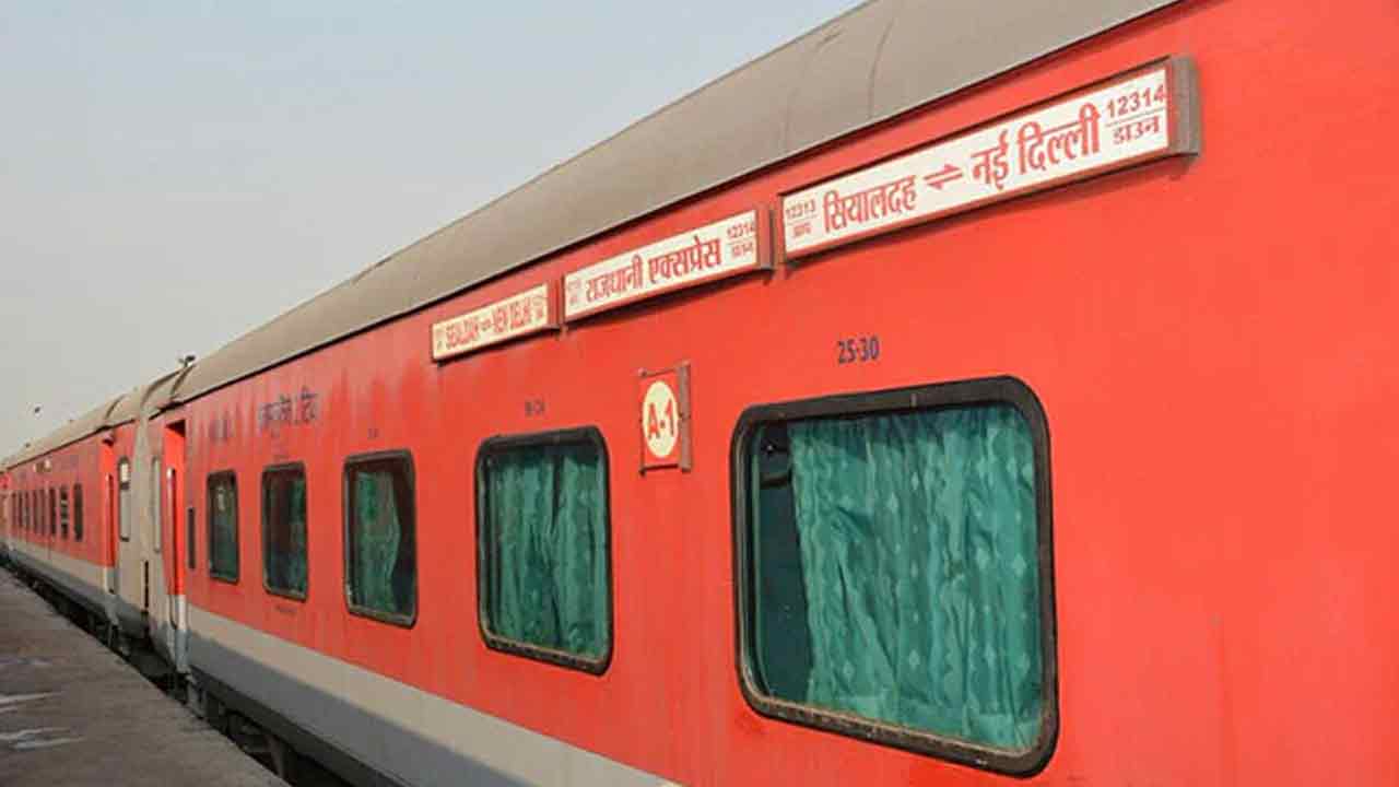 ভারতে চলন্ত ট্রেনে ভয়াবহ আগুন