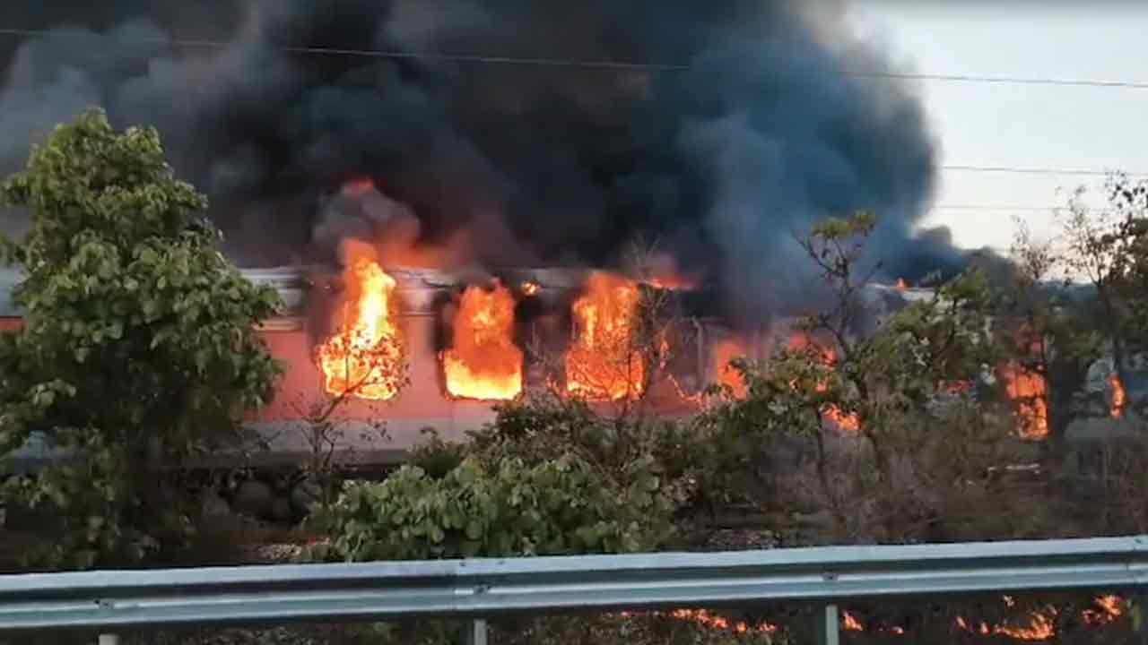 ভারতে চলন্ত ট্রেনে ভয়াবহ আগুন