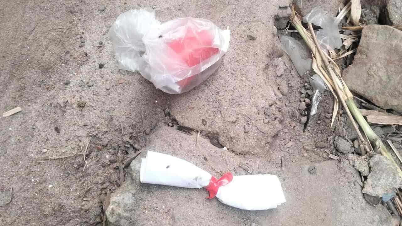 কাফনের কাপড় ও বোমাসদৃশ বস্তু রেখে কৃষকের কাছে চাঁদা দাবি
