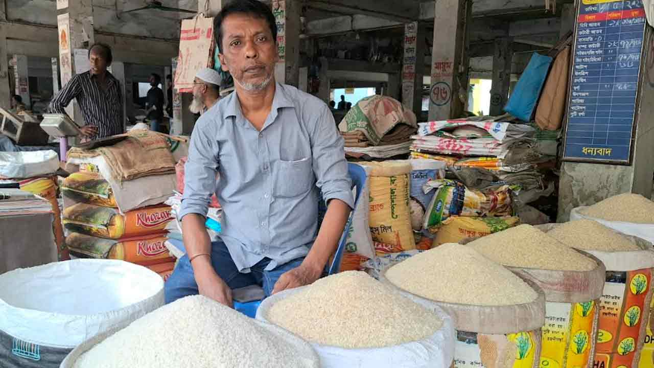 নওগাঁয় ভরা মৌসুমেও বাড়ল চালের দাম, বিপাকে ক্রেতারা