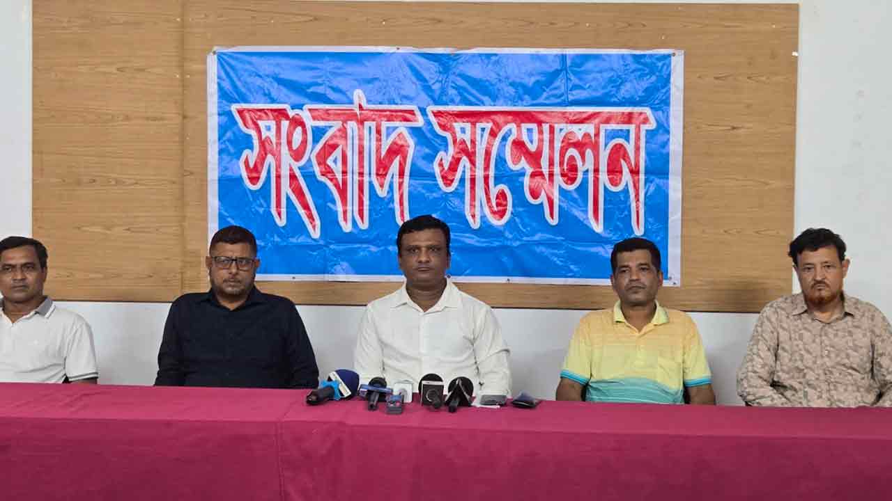 সংবাদ সম্মেলনে ভুক্তভোগী কলেজশিক্ষক।  ছবি: দেশ টিভি