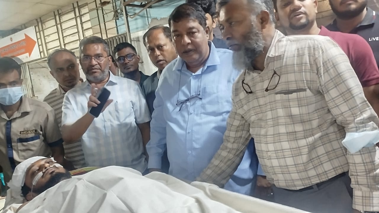 শরীয়তপুর হাসপাতালে আহত চিকিৎসককে দেখতে ঢামেকে জেডআরএফ প্রতিনিধিদল