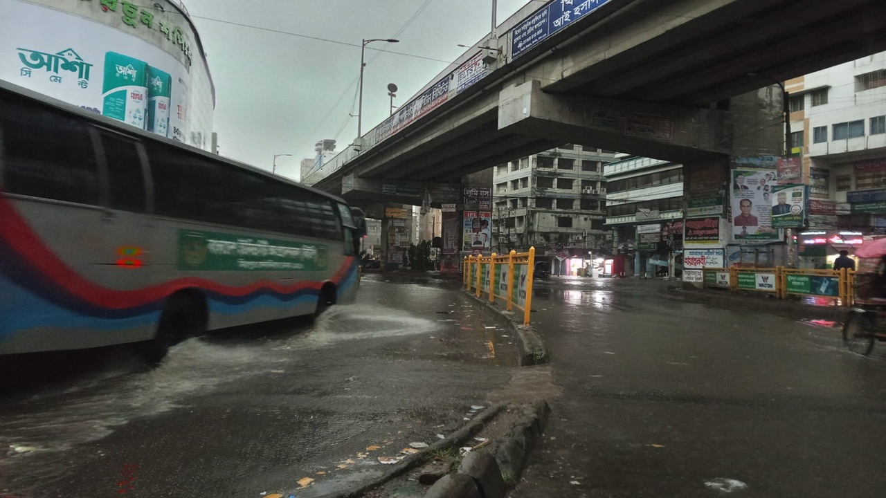 ঢাকায় দুপুরের মধ্যে বজ্রসহ বৃষ্টির পূর্বাভাস