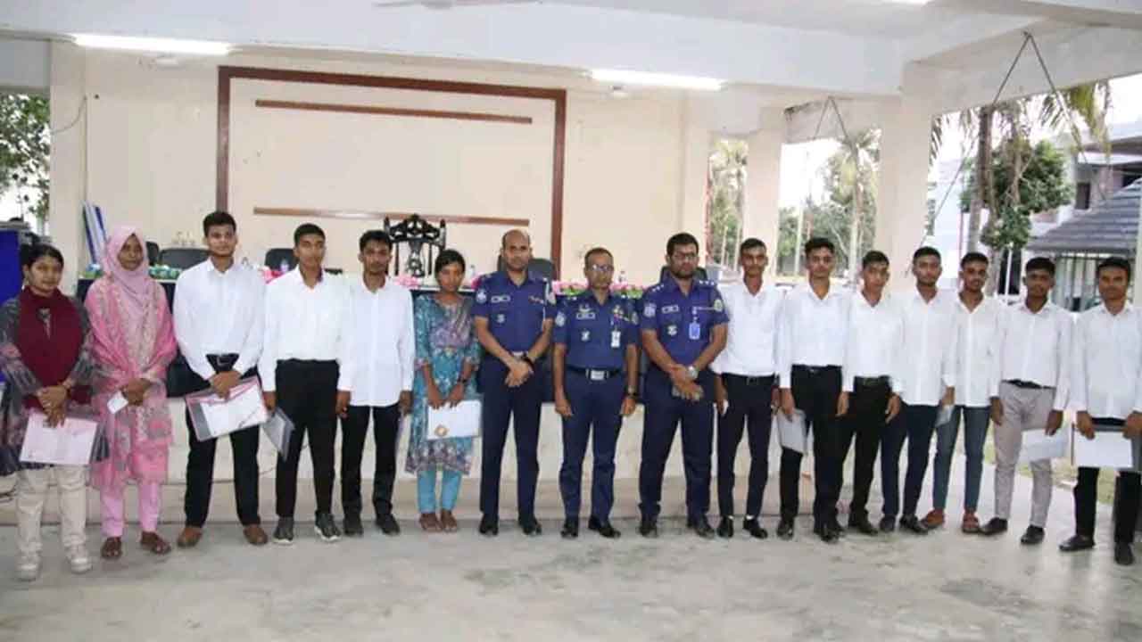 ঝালকাঠিতে স্বচ্ছ প্রক্রিয়ায় ১৩ তরুণ-তরুণী পুলিশে নিয়োগ