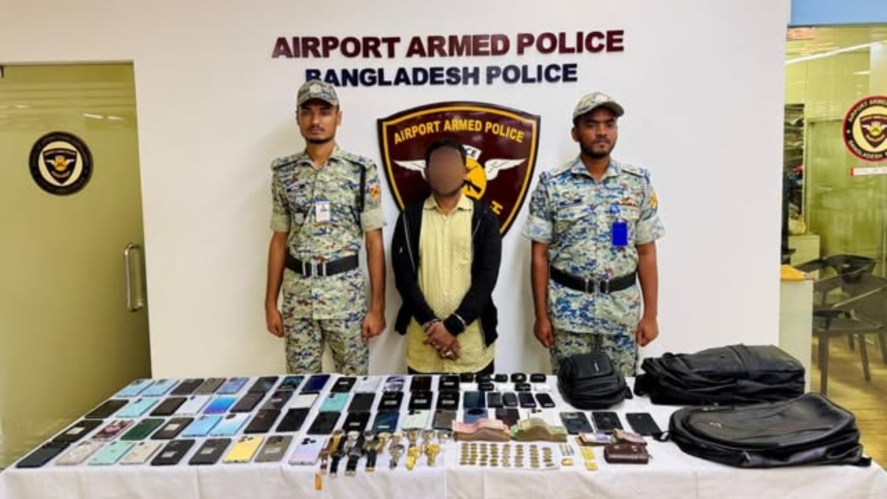 বিমানবন্দরে অজ্ঞান পার্টির মূলহোতা আটক, উদ্ধার ৫৫ মোবাইল ফোন ও বিপুল মালামাল