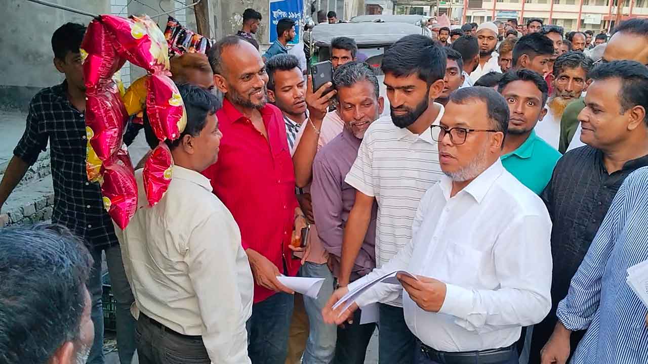 ঝালকাঠিতে জুলাই সনদ বাস্তবায়নের দাবিতে লিফলেট বিতরণ