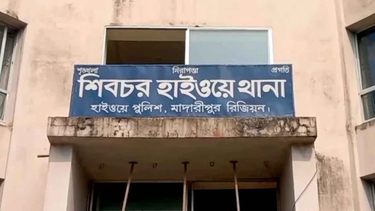 শিবচরে মোটরসাইকেল-ভ্যান সংঘর্ষে যুবক নিহত