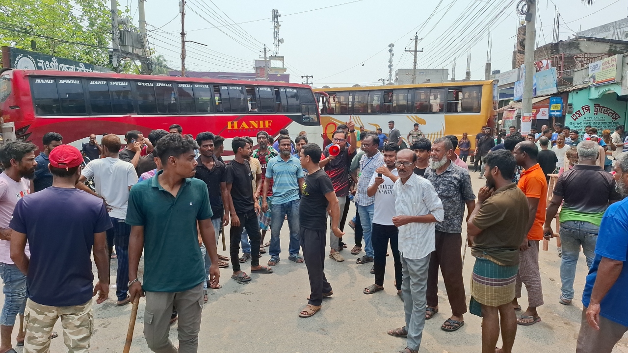 বাসচালককে মারধরের ঘটনায় নওগাঁ থেকে দূরপাল্লার বাস চলাচল বন্ধ