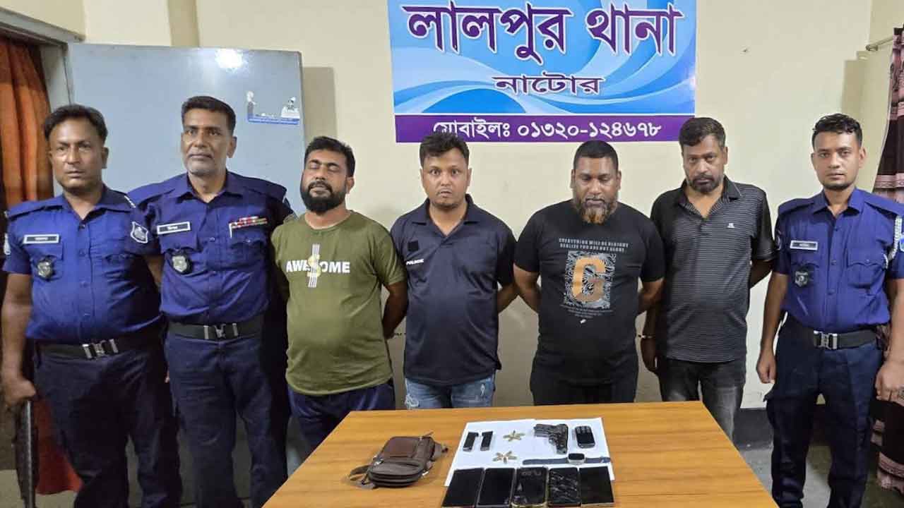 নাটোরে বিদেশি পিস্তল ও গুলিসহ আটক ৪