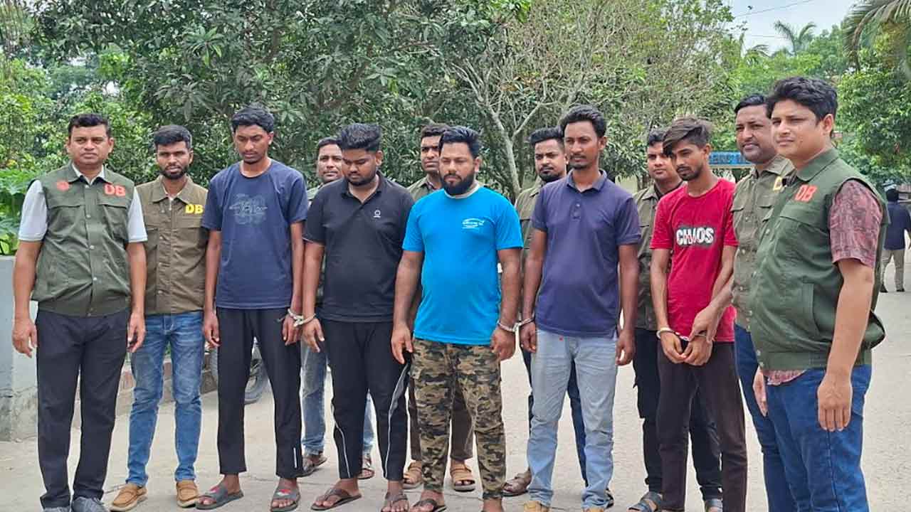 পাবনায় অনলাইন জুয়া চক্রের ৫ সদস্য আটক