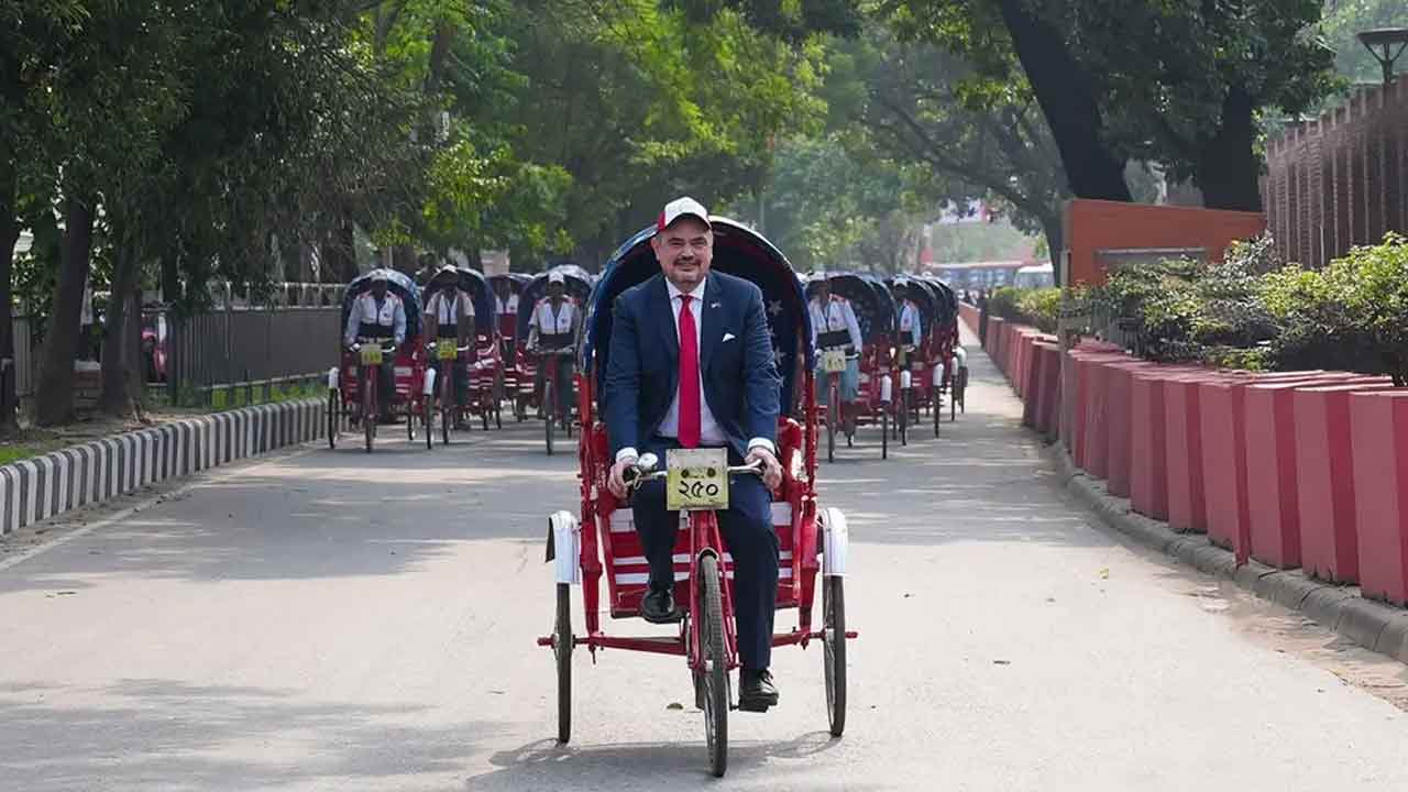 ঢাকায় বিশেষ রিকশায় চড়ে প্রতিষ্ঠাবার্ষিকী উদযাপন মার্কিন রাষ্ট্রদূতের