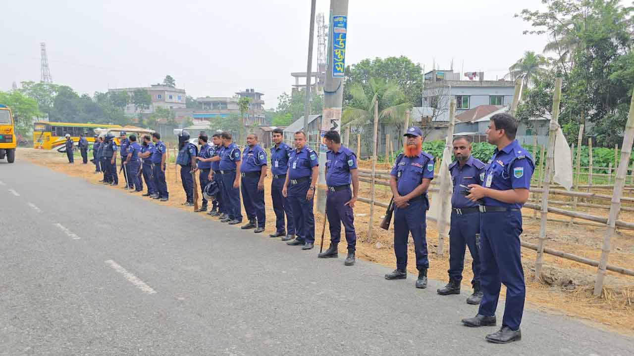 অনাকাঙ্ক্ষিত পরিস্থিতি মোকাবিলায় অতিরিক্ত পুলিশ মোতায়েন করা হয়েছে। ছবি: দেশ টিভি