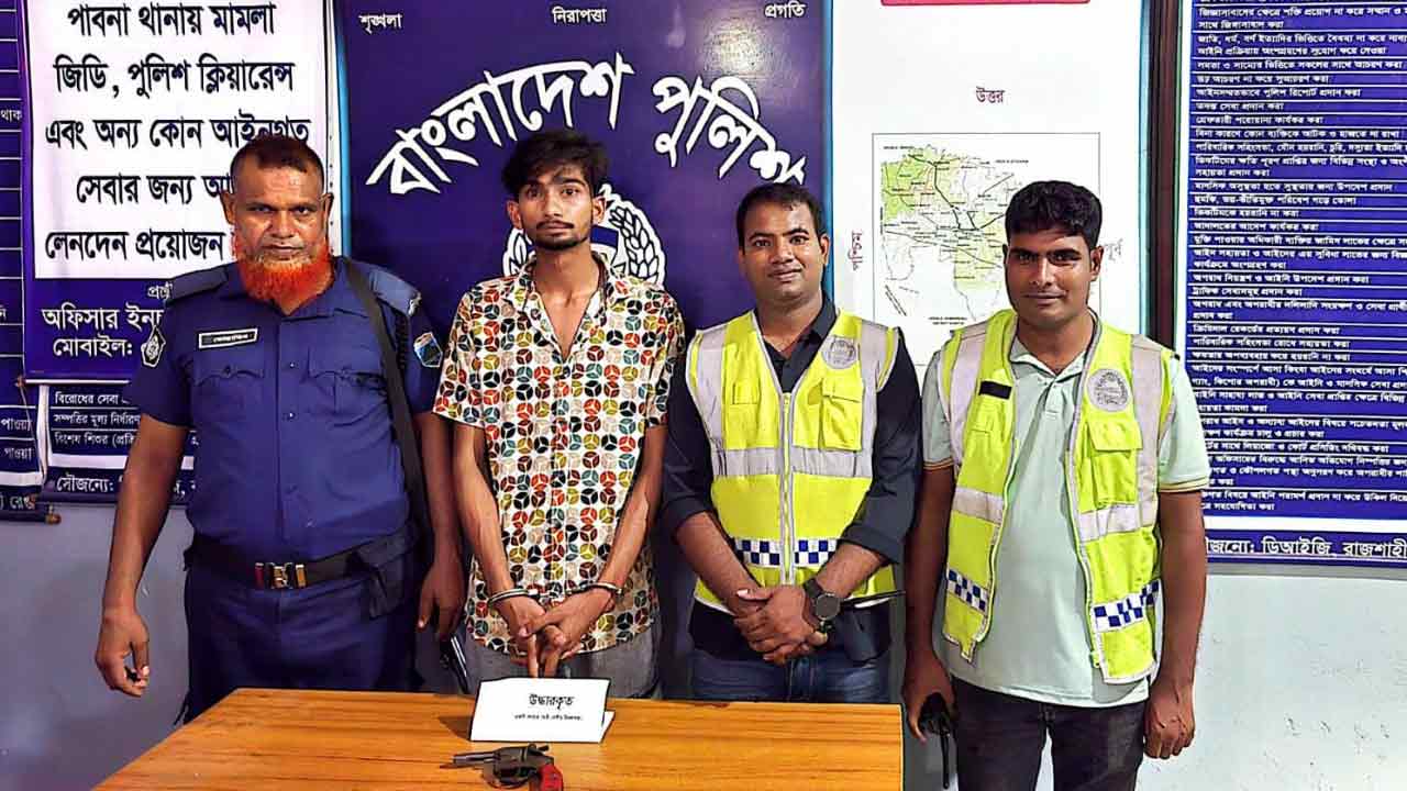 পাবনায় বিদেশি রিভলবারসহ যুবক আটক