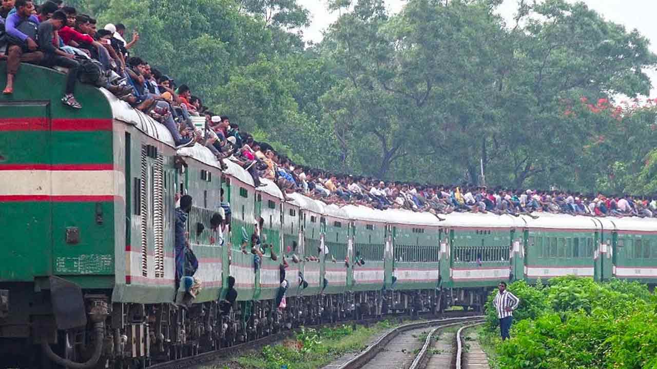 ট্রেনের ছাদে ভ্রমণ ঠেকাতে ৩ স্তরের নিরাপত্তা ব্যবস্থা নেওয়া হয়েছে: স্টেশন ম্যানেজার