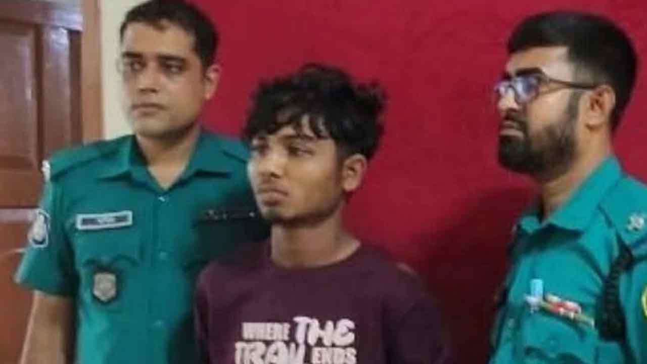 আটক মাদক ব্যবসায়ী। ছবি: দেশ টিভি
