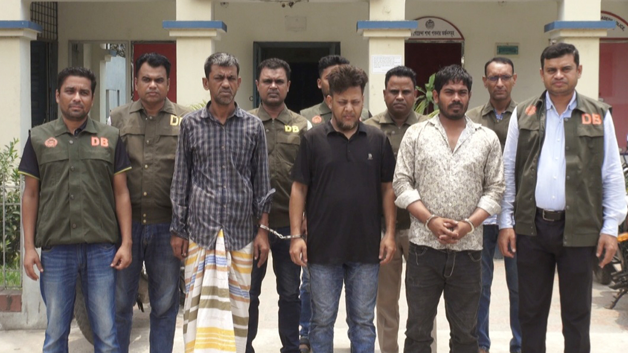 পাবনা মেডিকেল কলেজ নির্মাণকাজে চাঁদাবাজি, গ্রেপ্তার ৩