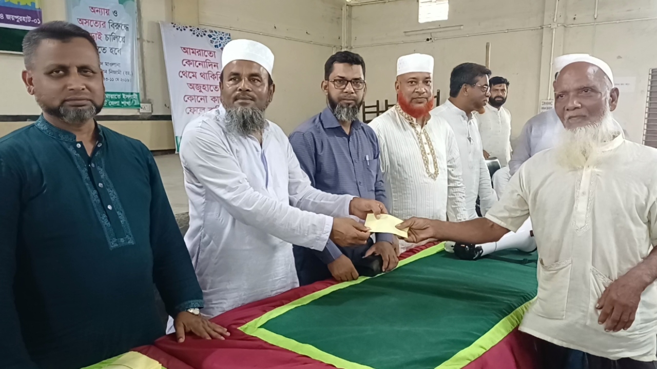 জয়পুরহাটে প্রধানমন্ত্রীর ত্রাণ তহবিল থেকে ১ হাজার দুস্থ মানুষের মাঝে সহায়তা বিতরণ