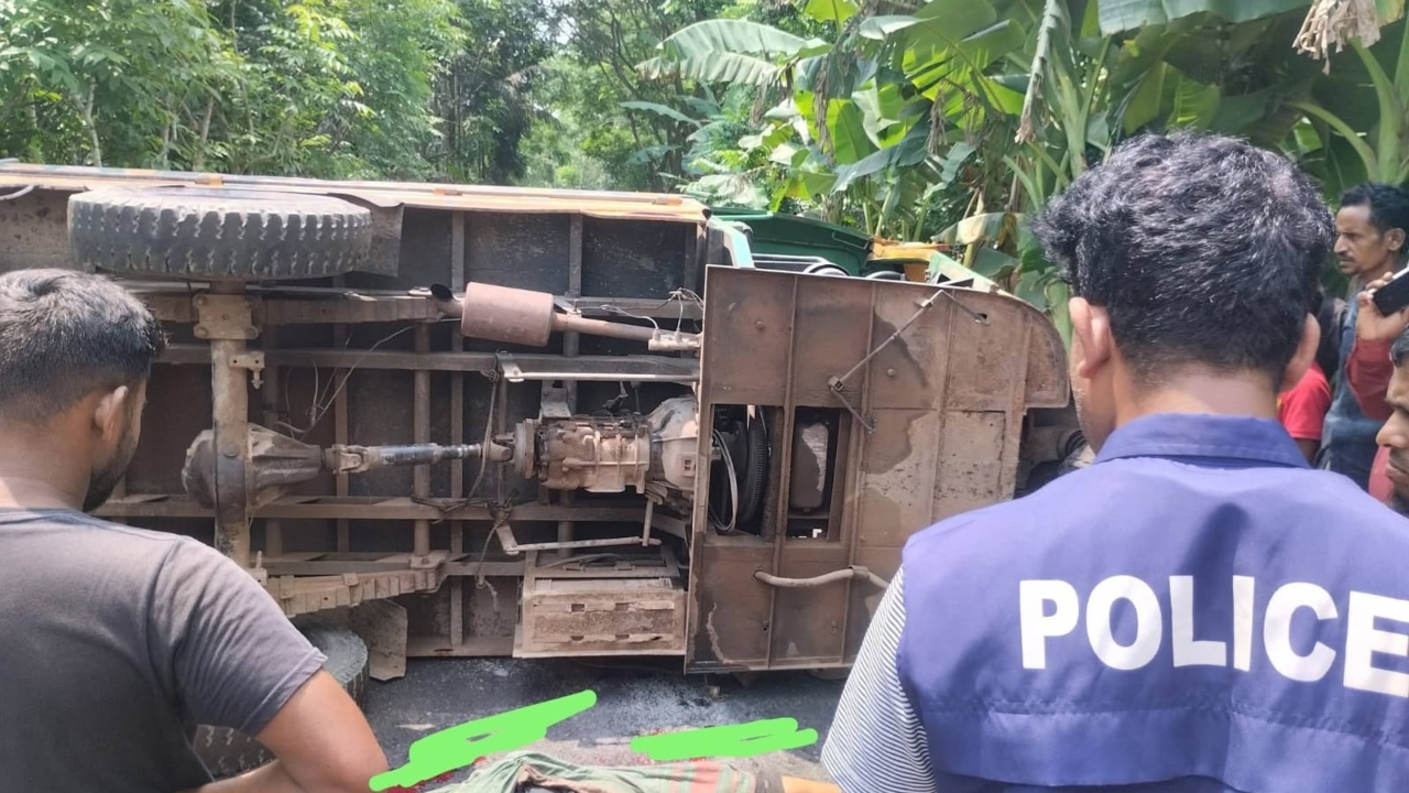 নলছিটিতে ট্রলি উল্টে মালিক নিহত, আহত চালক