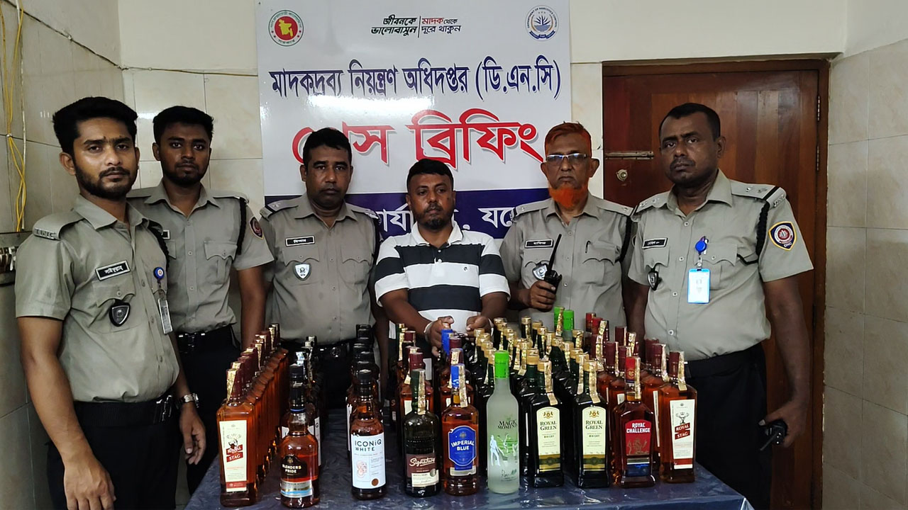 যশোরে বিপুল পরিমাণ মদসহ মাদক কারবারি গ্রেপ্তার
