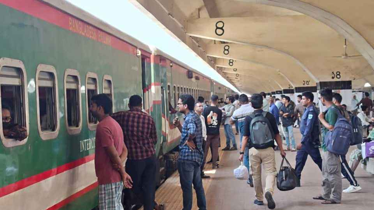 ঈদ যাত্রায় কমলাপুর রেলস্টেশনে যাত্রীদের উপচে পড়া ভিড়