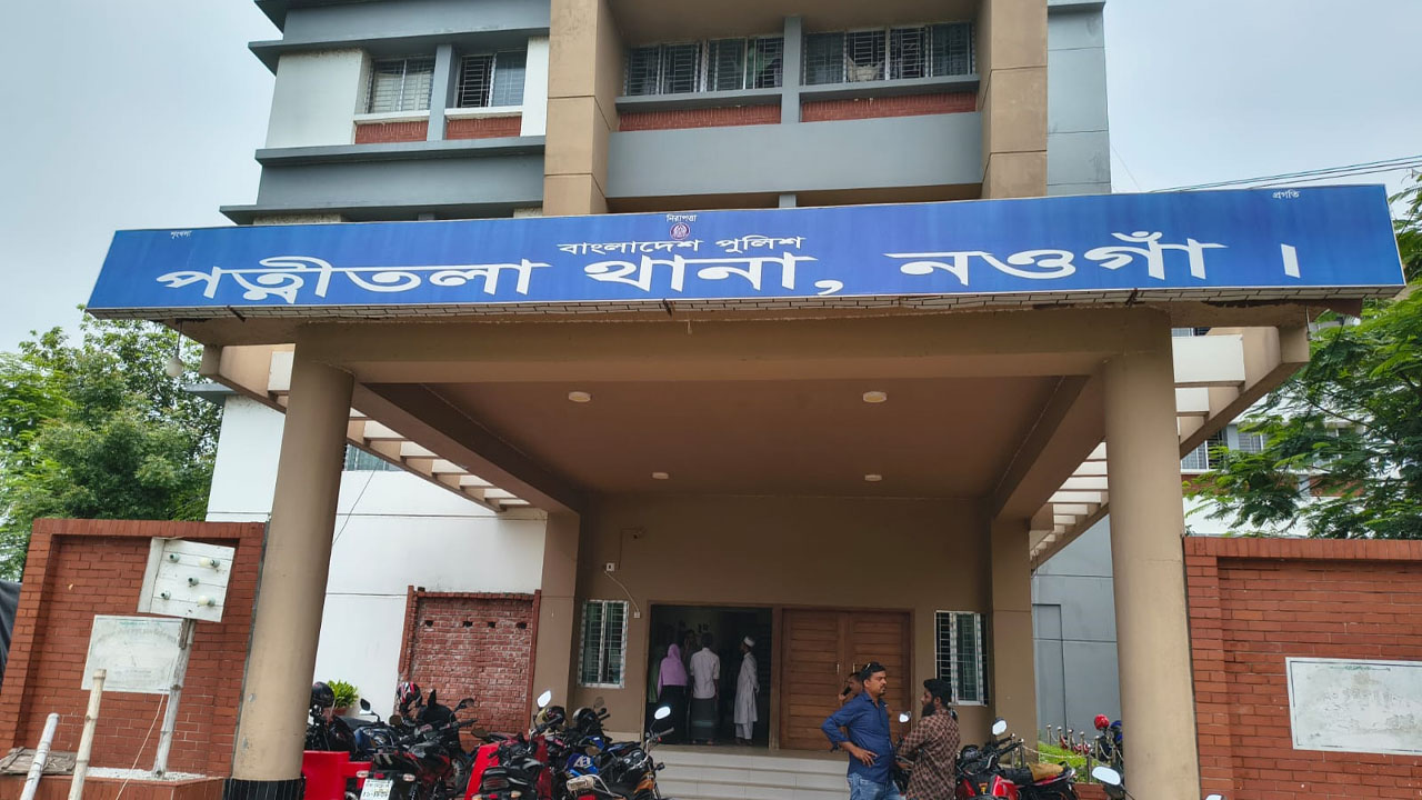 নওগাঁয় অটোভ্যান-ড্রাম ট্রাকের মুখোমুখি সংঘর্ষ, নিহত ২