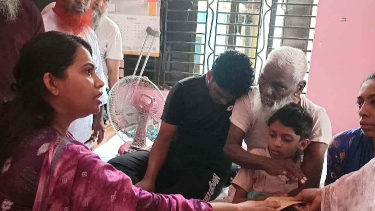 মাদারীপুরে নিহত ৫ পরিবারের পাশে জেলা প্রশাসন