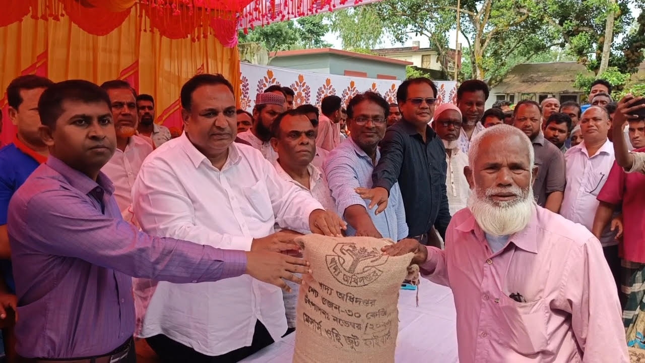 আদিতমারীতে দুস্থদের চাল ও শ্রমজীবীদের ঈদ উপহার বিতরণ