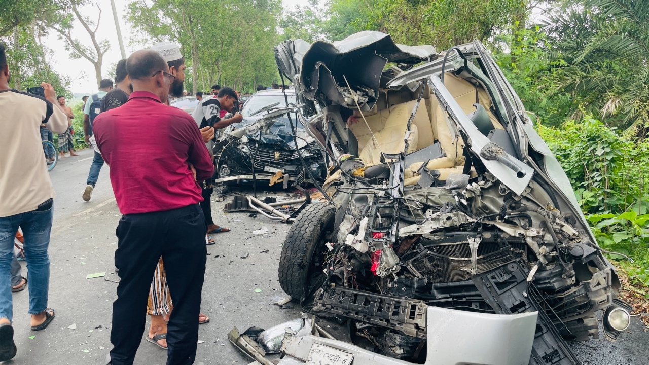 ঈদযাত্রায় গোপালগঞ্জে ত্রিমুখী সংঘর্ষে নিহত ১, আহত অর্ধশত