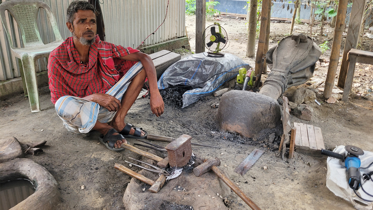 ক্রেতা শূন্য কামারপট্টি, হতাশ কামাররা