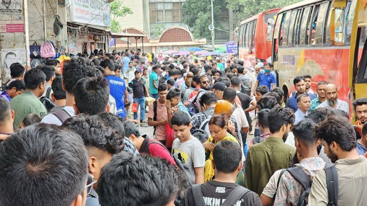 মহাখালী টার্মিনালে বাড়ি ফেরা মানুষের ভিড়